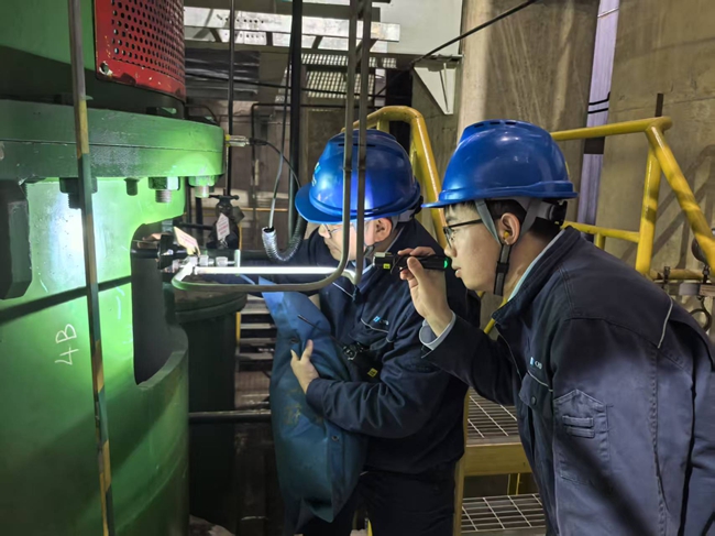 生产一线人员认真巡检机组设备，保证能源稳定供应。赵翌帆摄