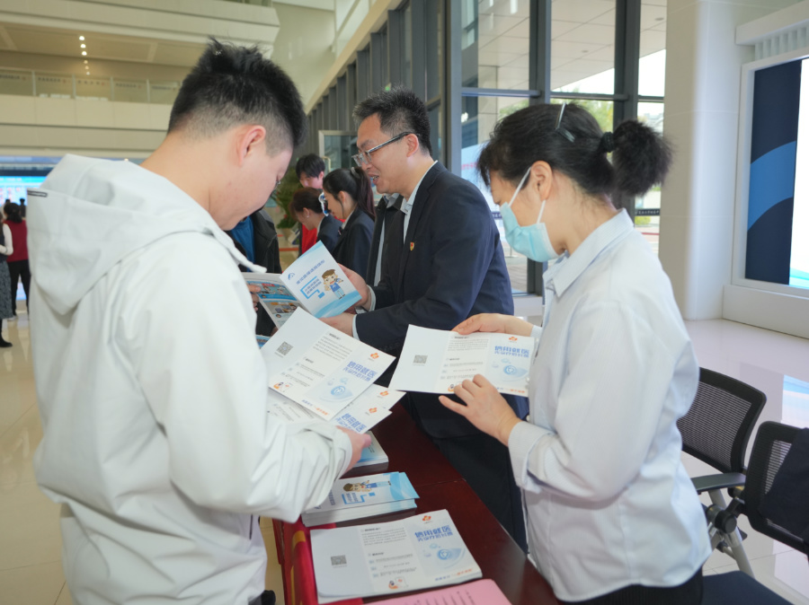 工作人员向市民介绍信用就医等政策。厦门市医保局供图