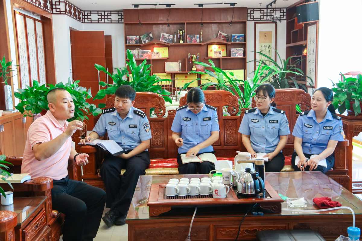 專業心理老師在警營文化室開展心理疏導