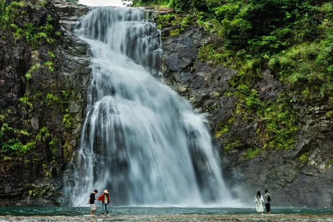 游客打卡仙蒲瀑布。张德强摄