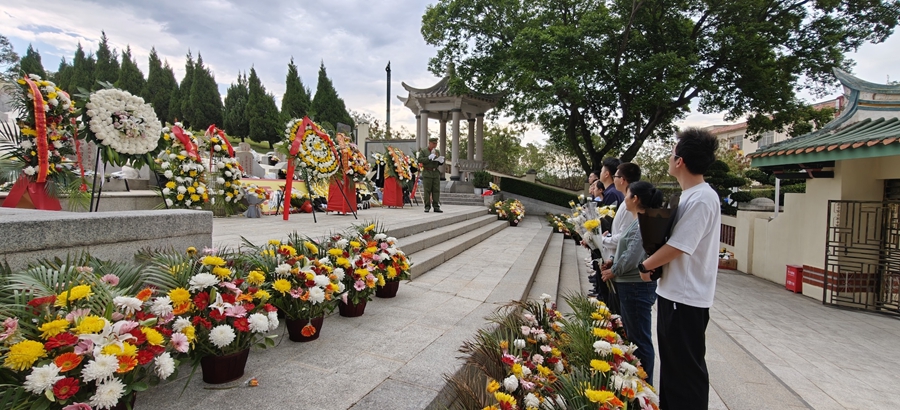 向海沧东头山革命烈士陵园烈士敬献花圈