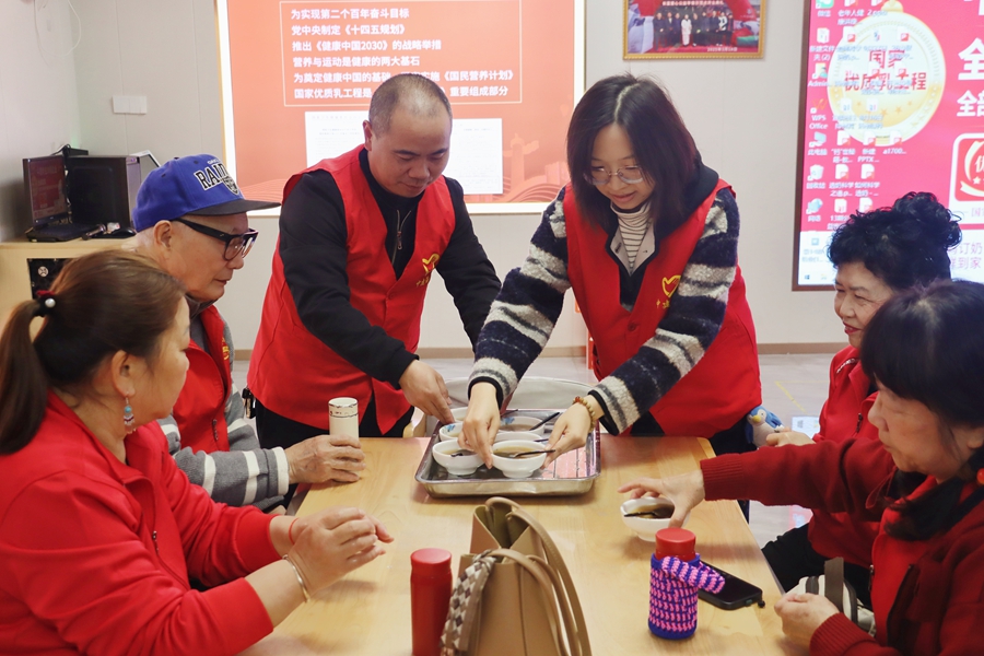 青年志愿者与社区居民分享汤圆