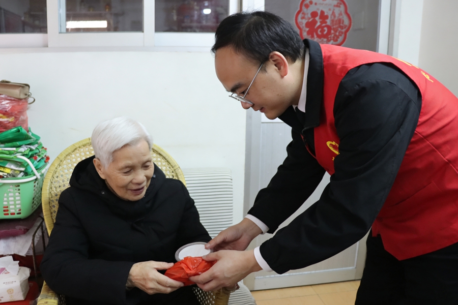 志愿者为社区老人送上拗九粥