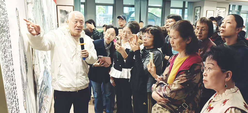 活动现场，周旻为学员进行书画创作特色赏析。