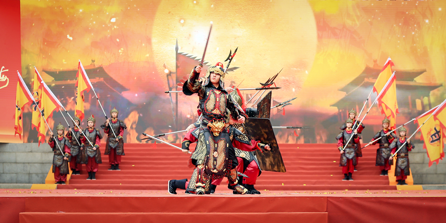 开幕式上的大型乐舞表演。戴园笙摄