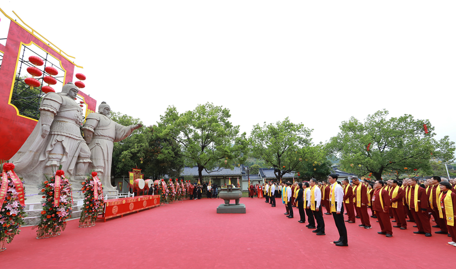 在陈政陈元光父子雕像前，海内外嘉宾追思开漳先贤。高志坚摄