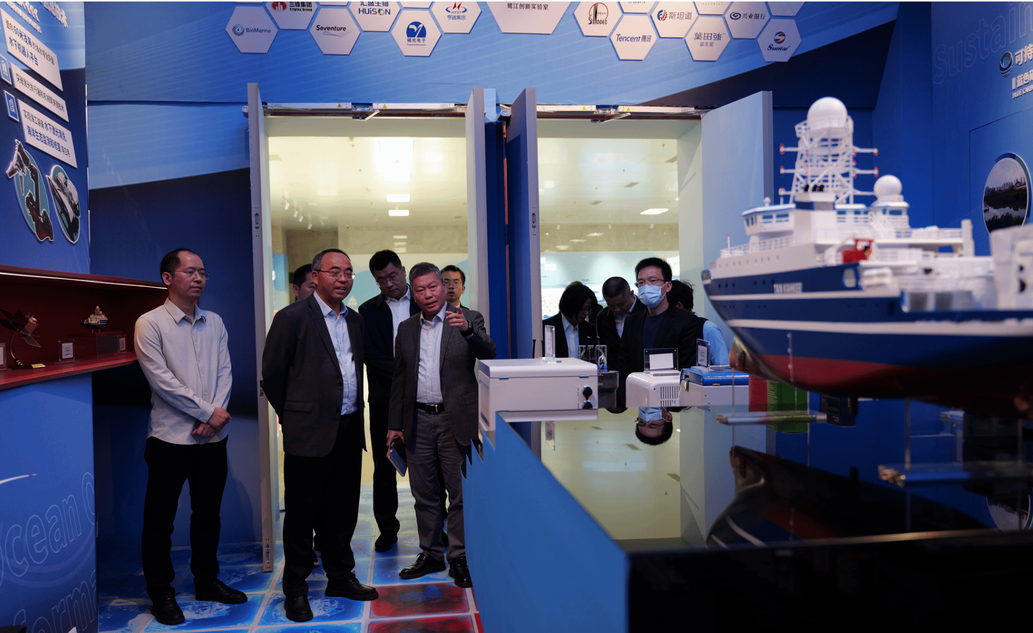 厦门大学海洋学科起步于上世纪20年代，1946年成立中国第一个海洋学系，被誉为我国海洋科教的“蓝色摇篮”。如今，学科两次入选国家“双一流”建设名单，稳居全国学科评估“A+”之列，跻身全球学科排名前列。图为2025年12月12日，校长、中国科学院院士胡文平带队调研鹭江创新实验室。