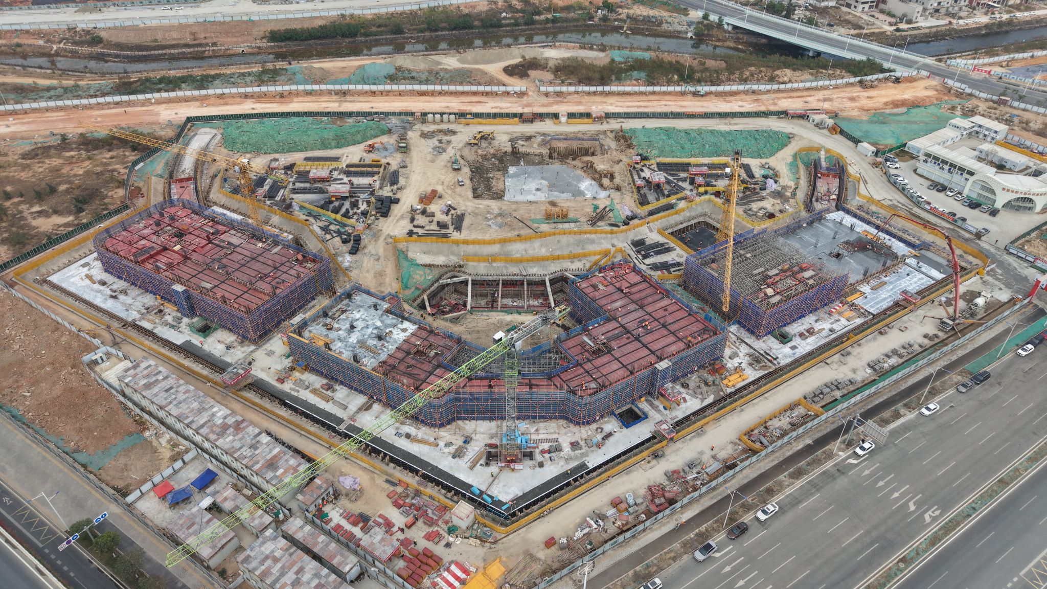 我国首个面向储能领域的专精特新一站式科研基础设施——嘉庚创新实验室智慧储能大型科研基础设施项目预计明年3月竣工。