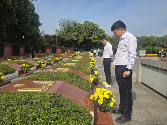 前往眉山市东坡区烈士陵园开展清明节祭奠主题活动