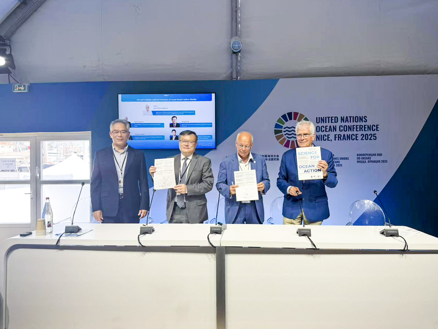 第三届联合国海洋大会“一个海洋”科学大会上，张荣院士、焦念志院士与主办方共同发布大会宣言。