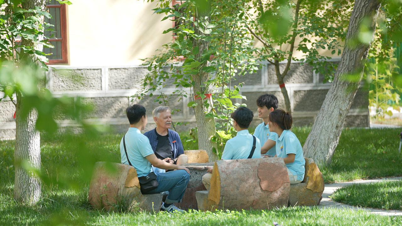 2023年8月，作为厦门大学管理学院“石榴籽骨干计划”理论指导老师的潘维廉教授带领由汉族、维吾尔族、哈尼族、壮族等民族学生骨干组成的实践队，赴新疆开展为期两周的暑期社会实践。队员们用脚步丈量中国大地、用眼睛发现中国精神，真切感悟“各民族像石榴籽一样紧紧抱在一起”的深刻内涵。