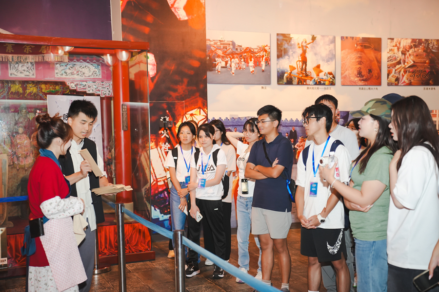 2024年8月，厦门大学主办“融通新鹭”两岸学子城市文化之旅。80名两岸师生一同走进厦门市博物馆、歌仔戏研习中心、集美龙舟池、鼓浪屿等地，挖掘城市内涵、体悟城市精神，感受两岸文化的传承和发展。