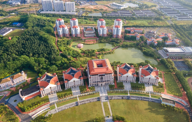 在厦门大学马来西亚分校，红顶白墙的嘉庚建筑沿芙蓉湖次第铺展，骑楼连廊串联起“一主四从”的主楼群，将“穿西装、戴斗笠”的嘉庚建筑基因与南洋风情巧妙相融。厦门大学供图