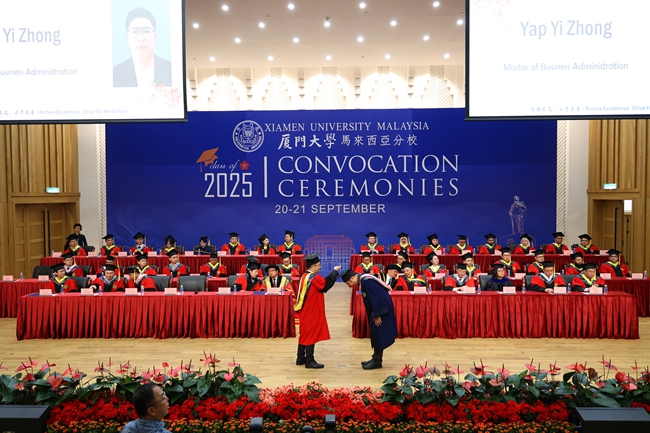 2025年9月，厦门大学马来西亚分校举行第七届毕业典礼，1400余名毕业生奔赴世界各地开启人生新征程。厦门大学供图