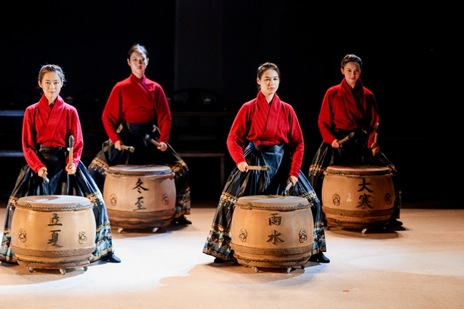 二十四节令鼓是马来西亚华人融合节气、书法与广东狮鼓所创的一种鼓乐表演形式。在首届全马大专节令鼓公开赛上，厦门大学马来西亚分校鼓社夺得总冠军。厦门大学供图