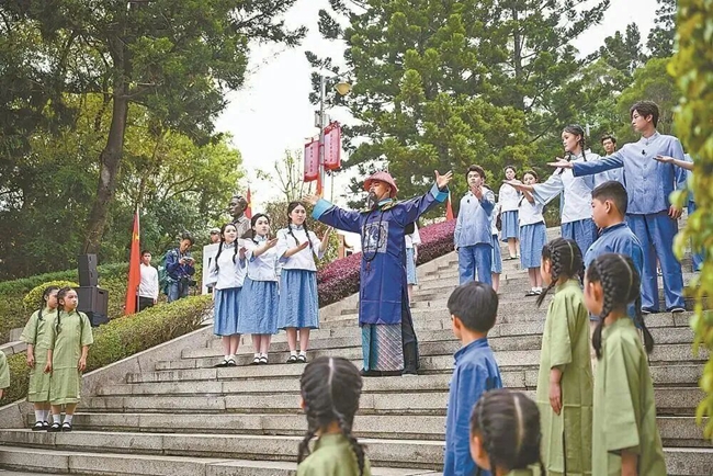 3月29日，福州市“追寻·2026·清明祭英烈”活动在福州市革命英烈纪念园举行。图为“觉醒寻路”篇章，儿童演员用稚嫩而清澈的声音发出叩问，青年演员深情作答，将林则徐等5位先驱的事迹与精神娓娓道来。施辰静摄