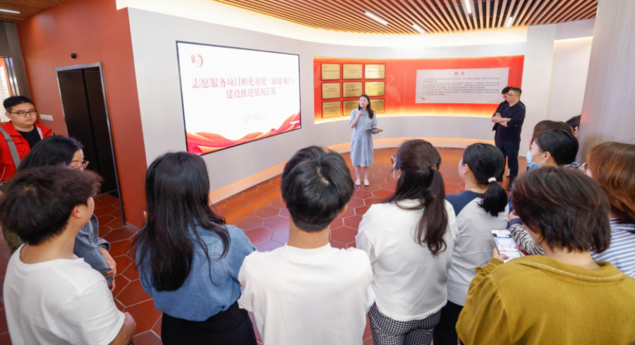 学员们详细了解基地项目孵化全周期服务。厦门市委社会工作部供图