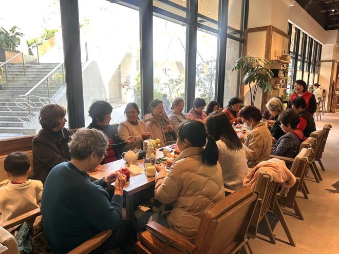 滨中社区“织女的聚会”长者支持小组活动现场。思明区委社会工作部供图