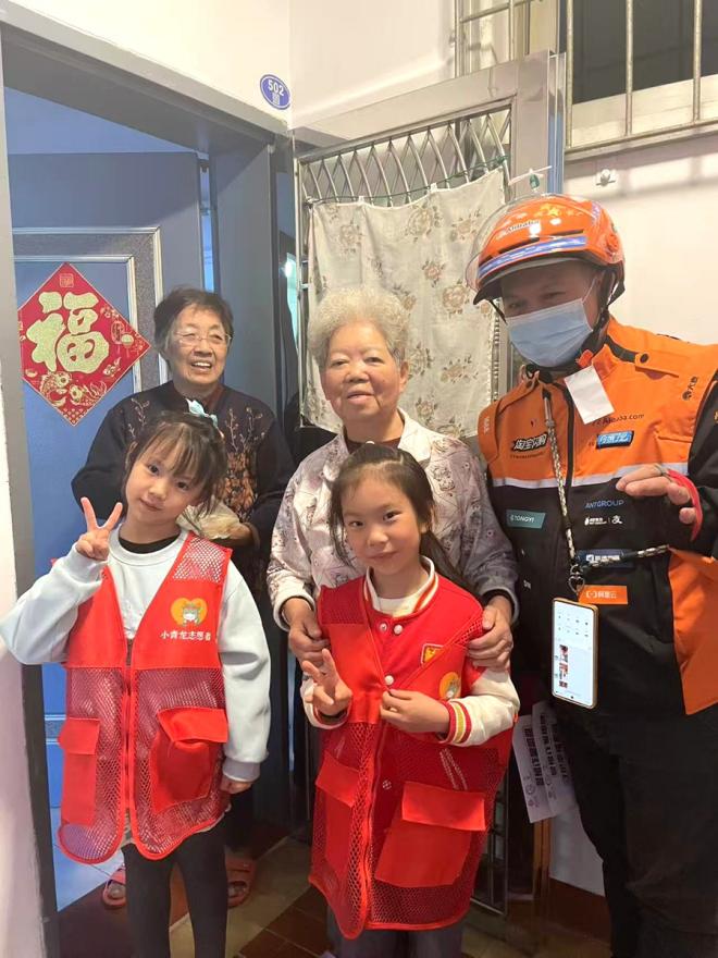 滨“新”使者志愿服务队与“小青龙”志愿服务队携手为辖区老人上门送餐，打通社区关怀的“最后一米”。思明区委社会工作部供图