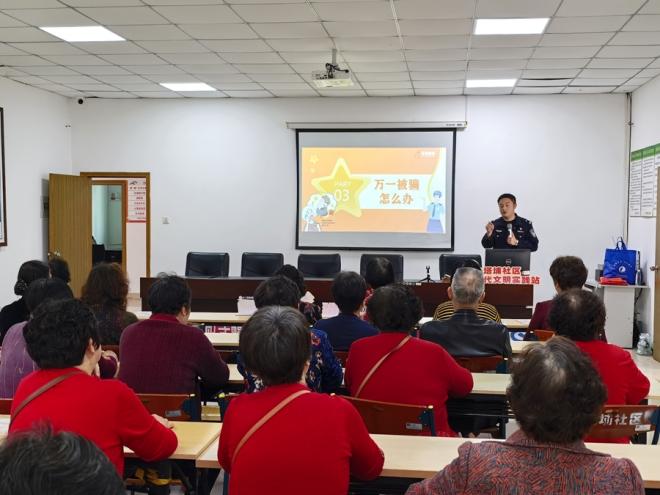 何厝派出所蔡警官开展防诈讲座，提升老年人风险防范能力。思明区委社会工作部供图