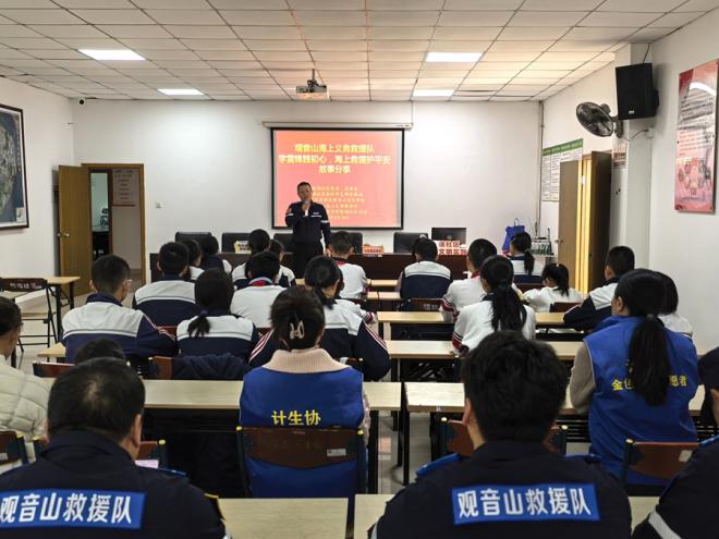 观音山海上义务救援队做“学雷锋践初心，海上救援护平安”主题分享，提升居民应急防护能力。思明区委社会工作部供图