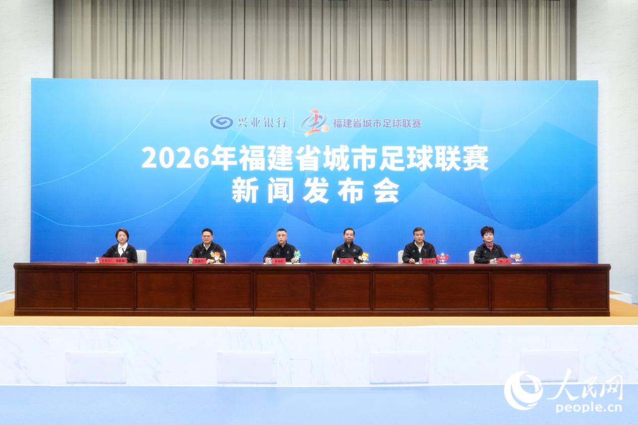 发布会上，发言人们身穿运动夹克出席。实习生 李雨泽摄