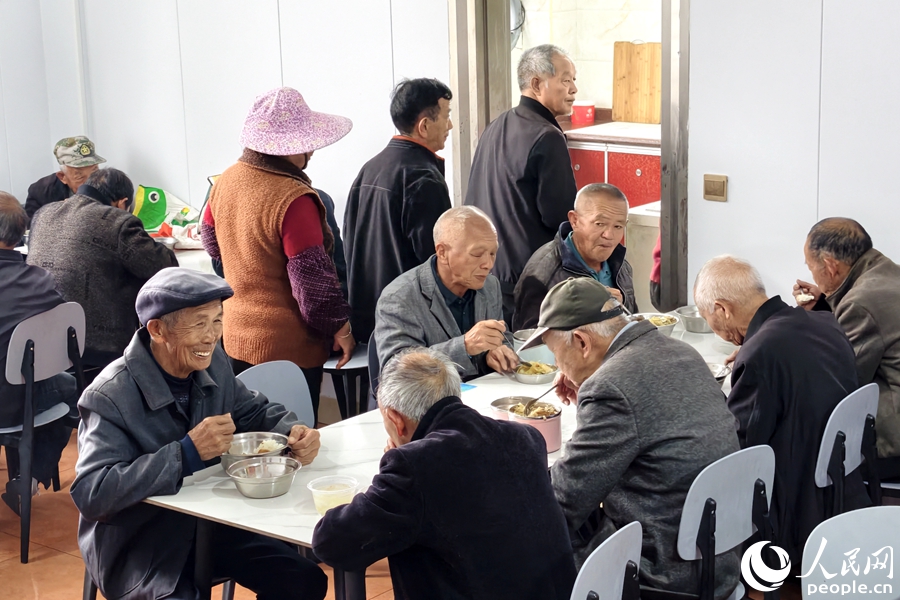 军营村老人在长者食堂午餐。人民网记者 陈博摄