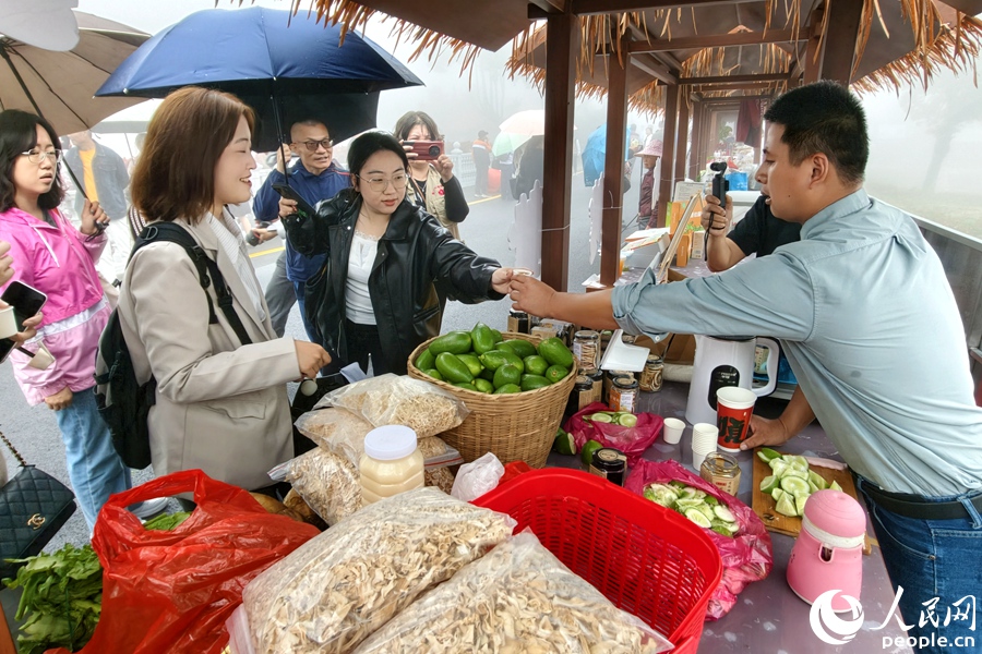 军营村“寻味高山好物市集”。人民网记者 陈博摄