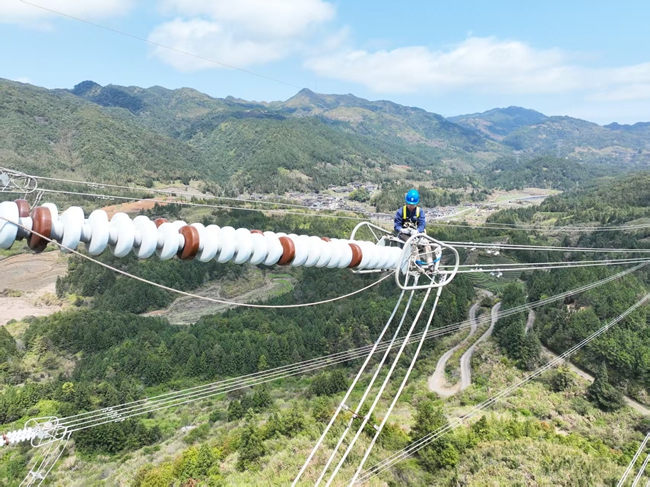 国网福州供电公司输电运检人员对500千伏输电线路开展检修作业。国网福州供电公司供图