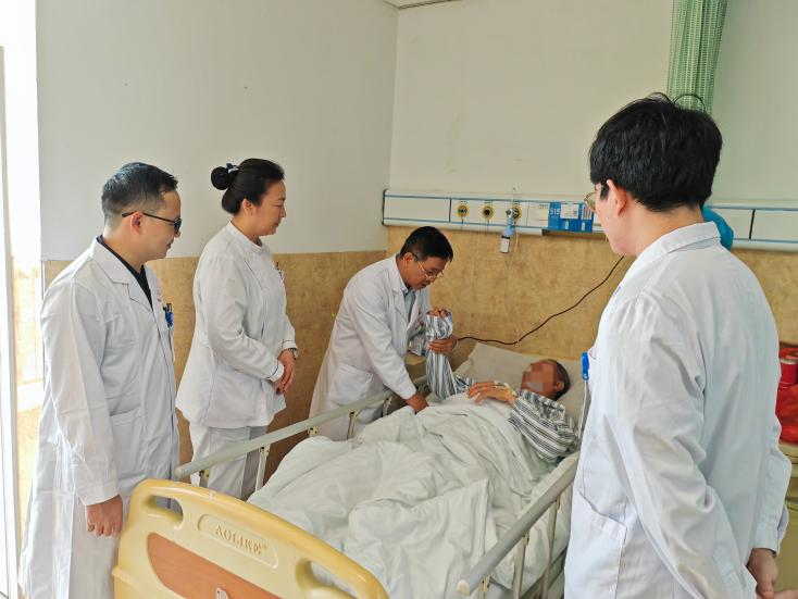 专家团队看望慰问病人