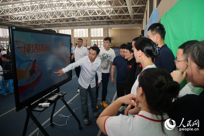 在拓展活动中，教练员代表体验视频合影项目。人民网记者 陈博摄