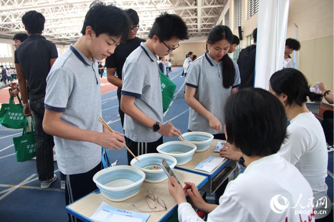 丰富多彩的趣味游戏吸引运动员们参与。人民网记者 陈博摄