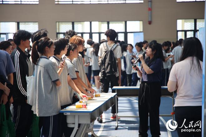 知识竞赛项目深受运动员们青睐。人民网记者 陈博摄