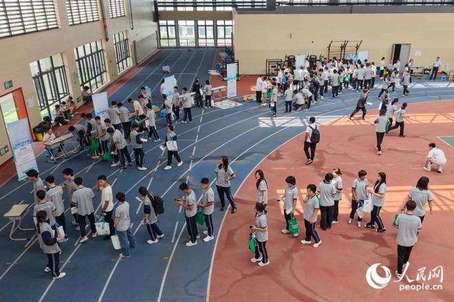 运动员们排起长队，轮流打卡反兴奋剂趣味游戏。人民网记者 陈博摄