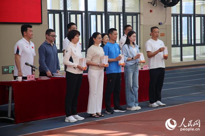 5名代表上台领取2026新版《反兴奋剂手册（家长版）》，推动反兴奋剂知识向家庭延伸，构建全方位宣传教育体系。人民网记者 陈博摄