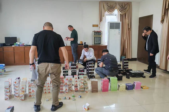 2025年3月，福建省永安市烟草专卖局清点“3·6”销售伪劣产品案查获伪劣电子烟。颜水林摄