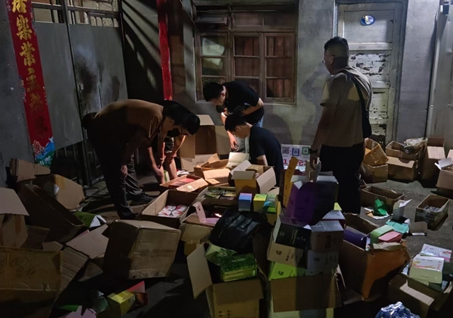 2025年7月，福建省大田县烟草专卖局联合公安部门对“11·21”生产销售伪劣产品案进行收网。图为仓储地点现场盘点。林扬摄