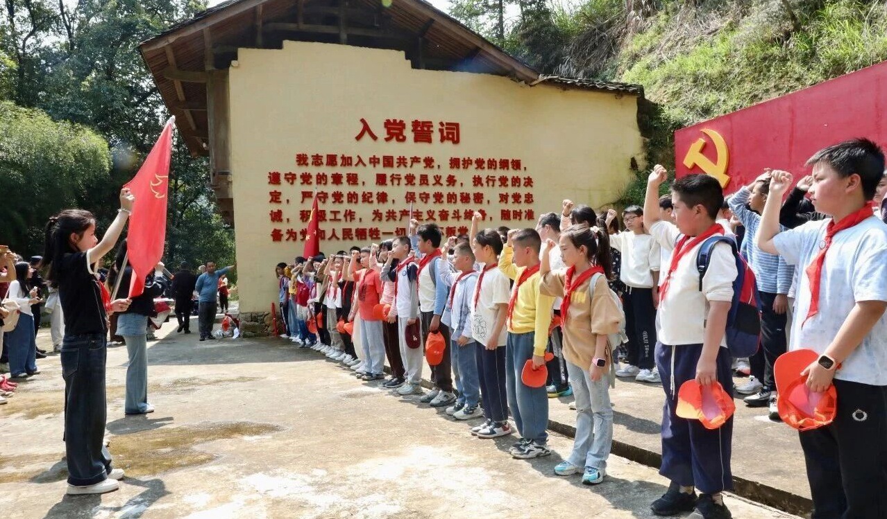 玛坑中心小学连续8年坚持带孩子们走出校园，开展长距离徒步课堂