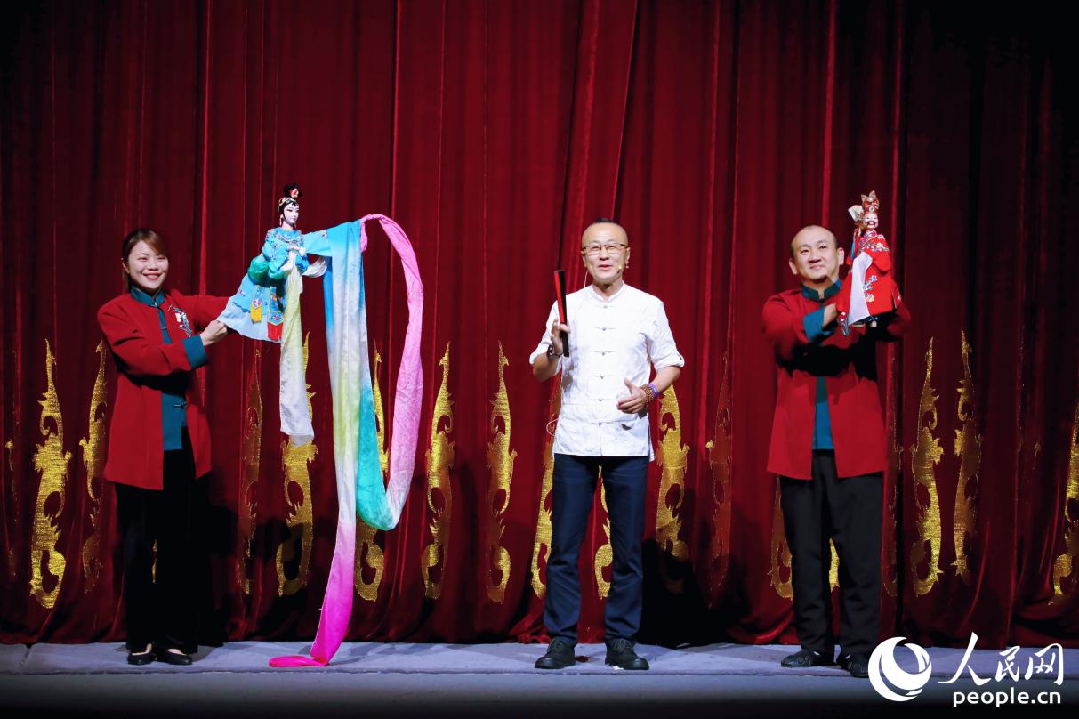 “闽式喜剧坊”演出现场。人民网记者 李唯一摄