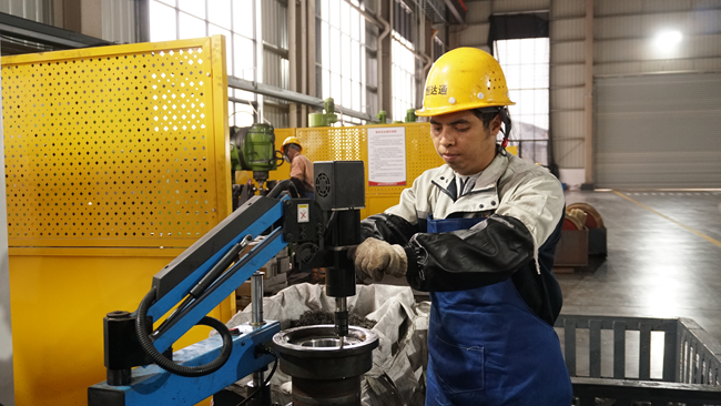 福建省恒达通铸锻发展有限公司生产车间内，工人在生产铸件