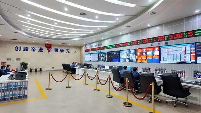 春节期间，该公司运行人员依然守在生产一线，实时调节机组负荷和设备各项参数，守护万家灯火。王文超摄