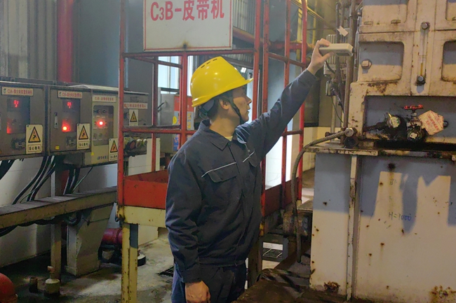 燃料工作人员细致开展设备巡检，筑牢燃运系统的安全防线。李志鹏摄