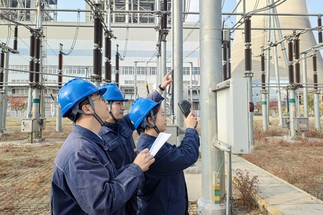 元旦期间，该公司职工一面做好能源保供，一面做好设备维护，保证机组以最优秀的状态，投入进迎峰度冬能源保供工作当中。黄佳羽摄