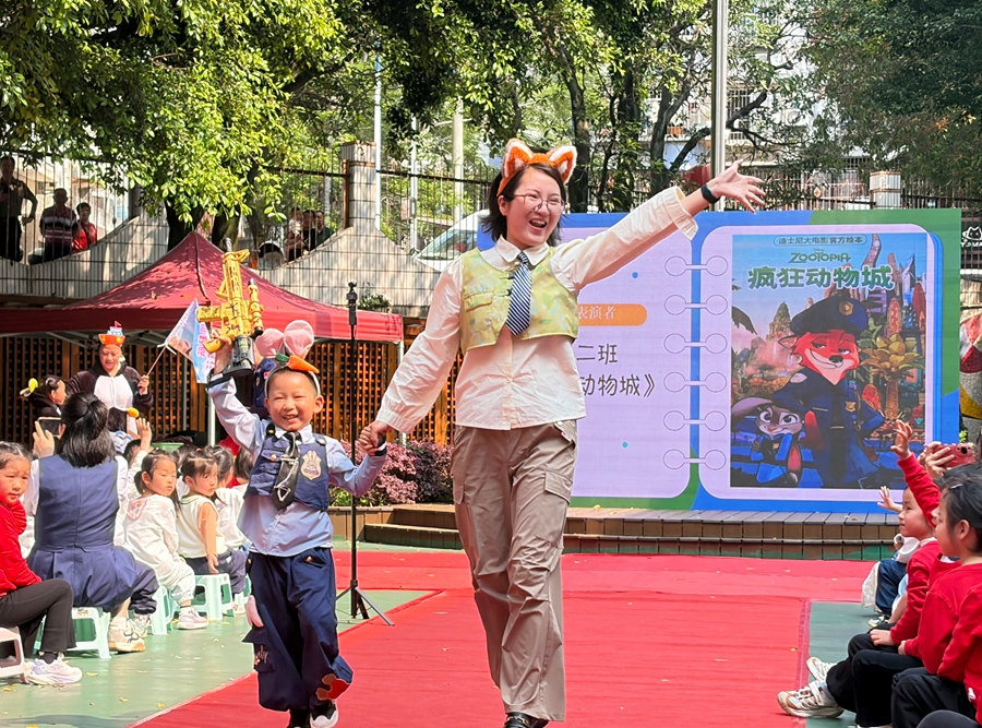 故事爸妈亲子代表正在表演绘本cosplay走秀。幼儿园供图