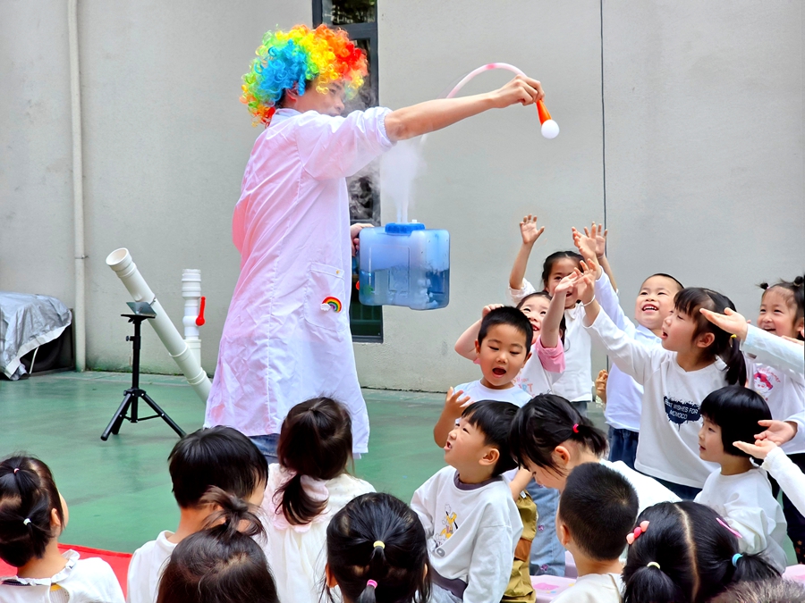 福建省科技馆老师表演趣味科学魔法秀，深受孩子们喜欢。幼儿园供图