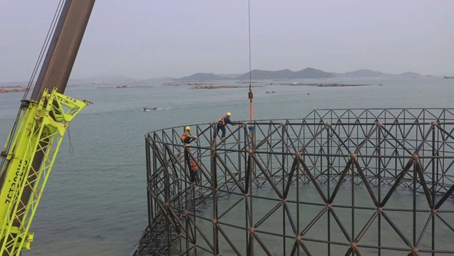 工人正在安装作业