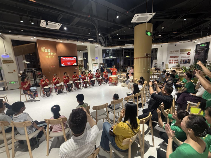 非洲鼓教师陆承旺讲解着基本技巧，漳州开放大学学员代表及社区居民围坐一圈，跟随节拍演奏。非洲鼓课程后是老年健身操课，漳州市舞蹈家协会副主席张缤及其团队表演银龄舒缓康养操，其动作舒缓柔和、难度适中，照顾到老年人身体特点，传递着社区“银龄乐享”的建设理念。