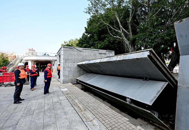 帮洲石堤苍霞旱闸演练现场，防洪挡板缓缓升起