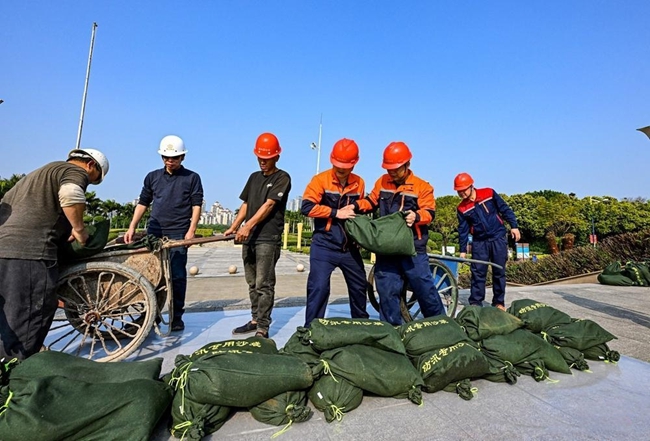 应急抢险人员垒筑临时子堤