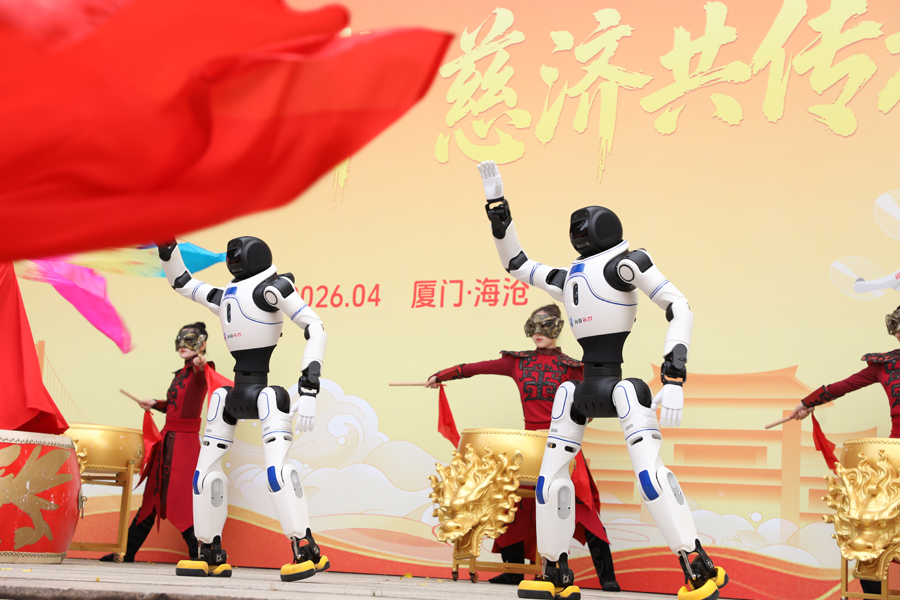 活动现场，机器狗搭配闽台民俗旗舞迎宾吸引眼球。